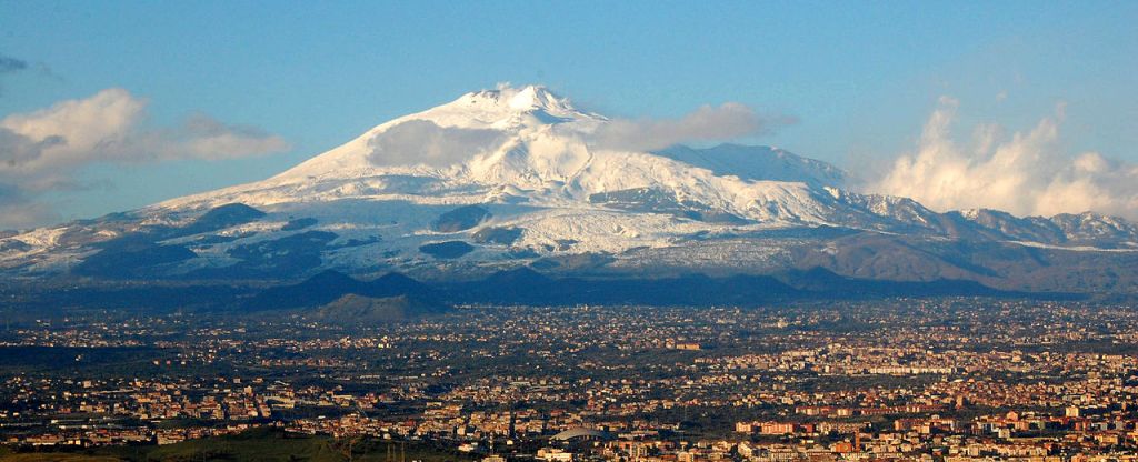 1280px-mt_etna_and_catania1